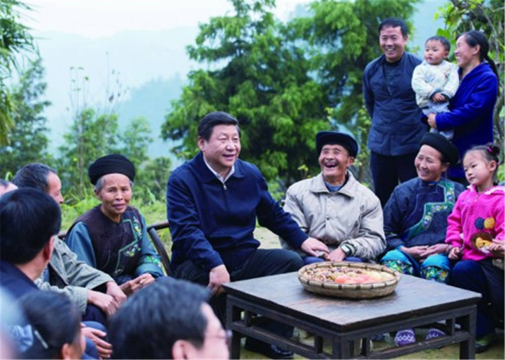 習(xí)近平在湘西土家族苗族自治州花垣縣排碧鄉(xiāng)十八洞村同村干部和村民座談。新華社